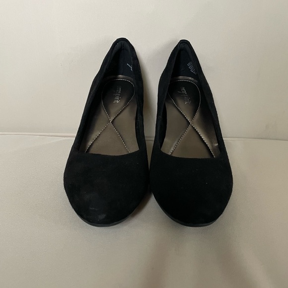 GENTLY USED Easy Spirit Black Suede Heels - Picture 5 of 10